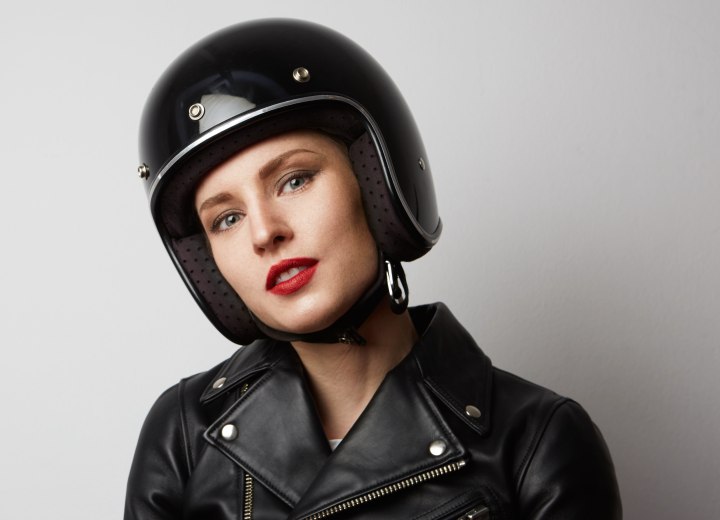 Vrouw met een motorhelm op haar hoofd