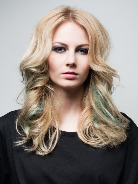 Blond haar met een groen kleureffect