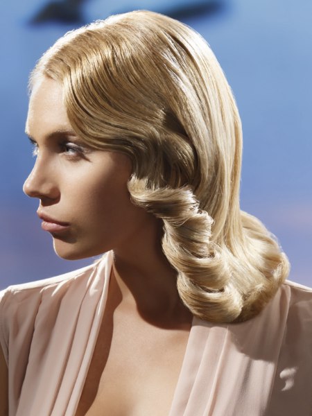 Jaren 1940 kapsel voor lang blond haar