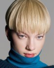 blond haar boven de oren geknipt
