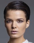 kort dameskapsel met gel styling