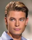 naar achter gestyled mannenkapsel