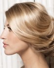 opgestokken blond haar