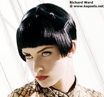 moderne haarcoupe met de oren bloot