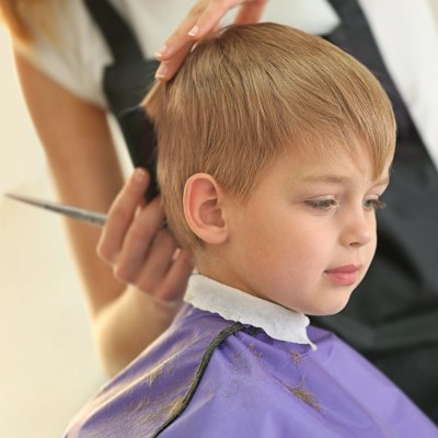 Kind bij de kapper