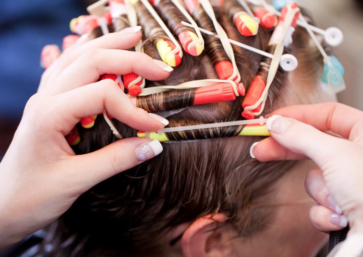 Haar met rollers voor een permanent