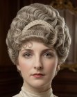 Blond haar in een opsteekkapsel