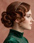 Romantisch opsteekkapsel met haarband