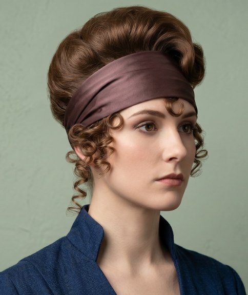 Opgestoken kapsel uit 1919 met een satijnen haarband