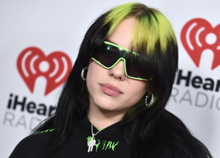 Billie Eilish kapsel met tweekleurig haar