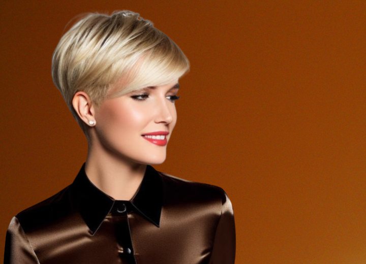 Blond haar in een pixie snit