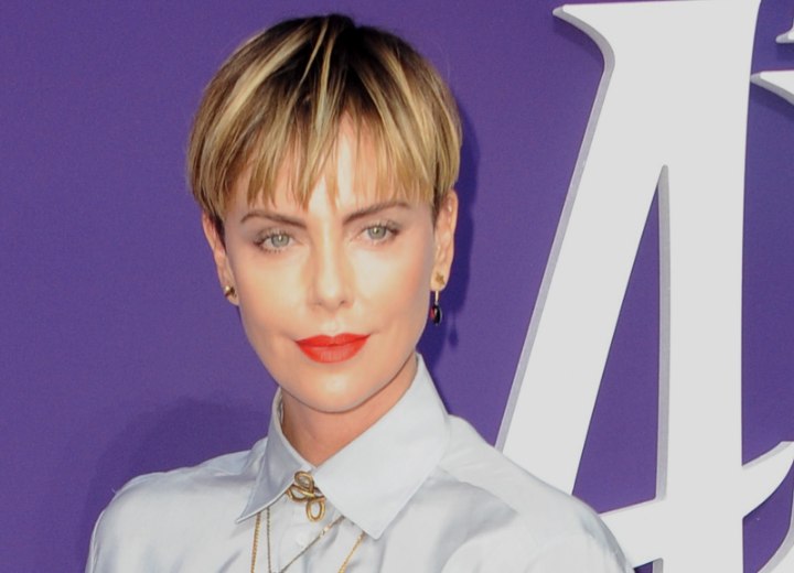 Charlize Theron met erg kort haar of een pixie