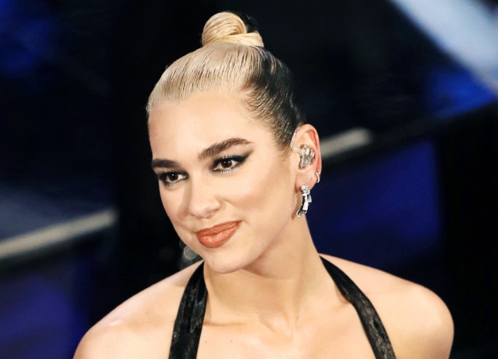 Dua Lipa met tweekleurig haar of skunk kapsel