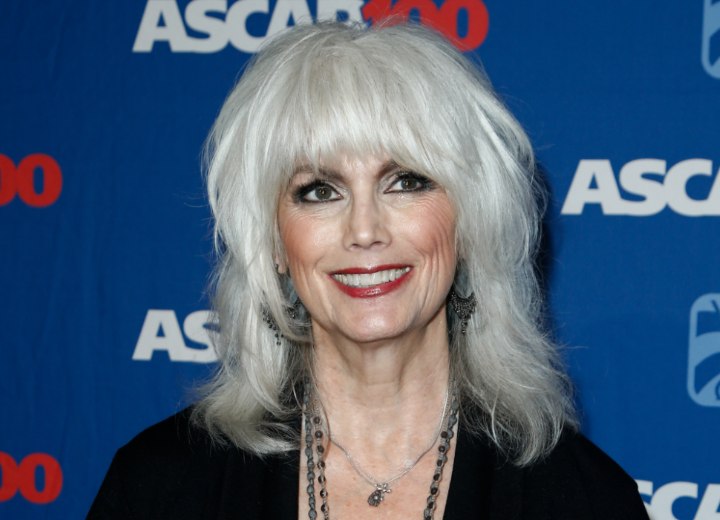 Emmylou Harris met grijs haar