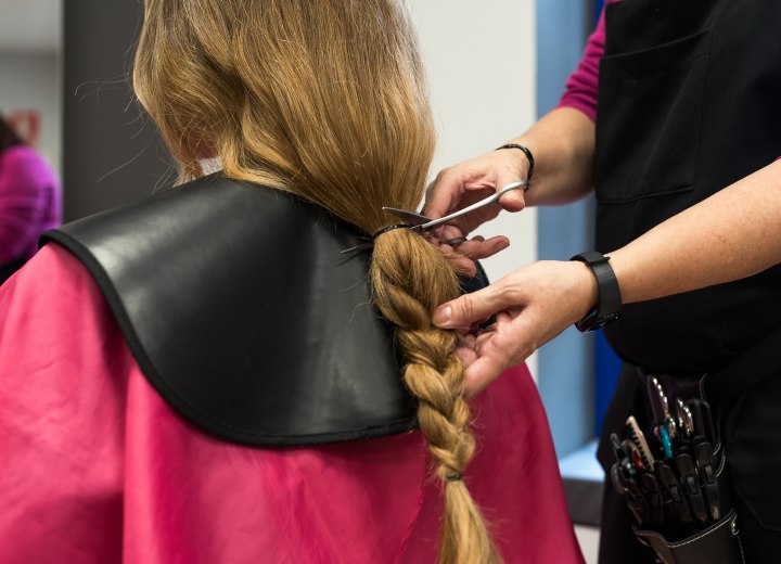 Vrouw die haar haren kort laat knippen