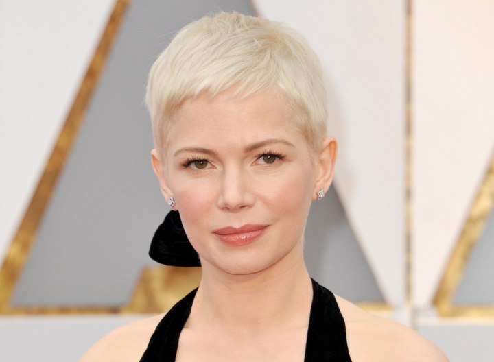 Michelle Williams met kort geblondeerd haar