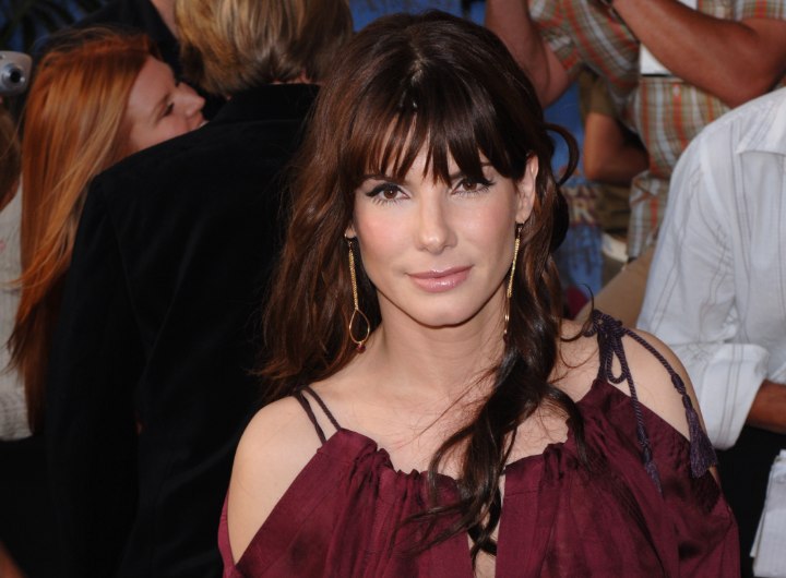 Sandra Bullock kapsel met pony