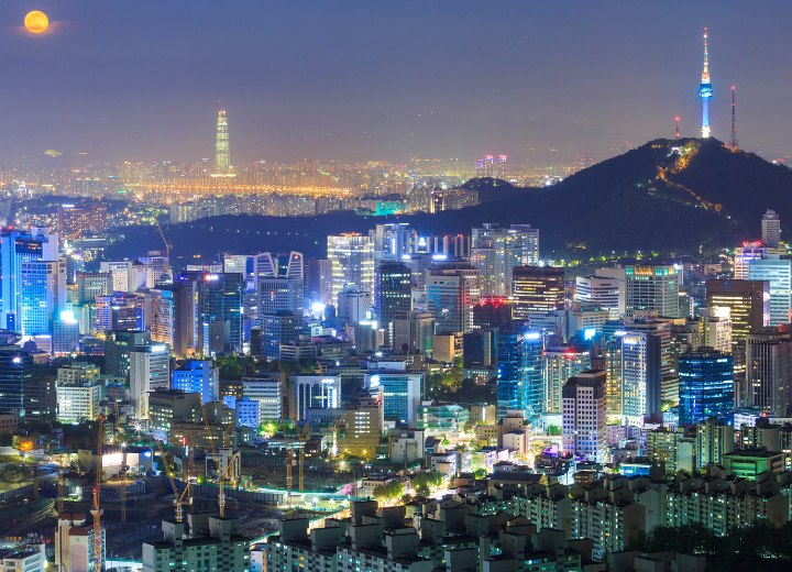 Nachtelijke Seoul skyline met Namsan Tower en Lotte Tower