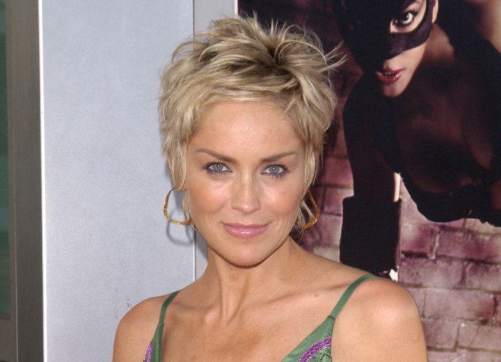 Sharon Stone - Modern kort kapsel voor dames ouder dan 40