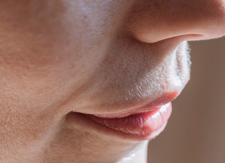 Vrouw met snorhaartjes bij de bovenlip