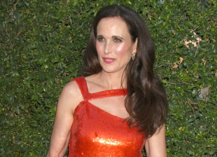 0 plus dame Andie MacDowell met lang haar