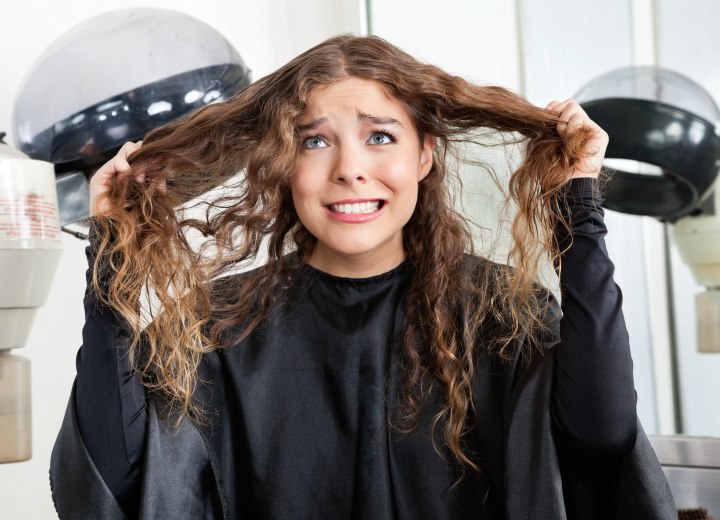 Meisje dat bang is om haar lange haren te laten knippen