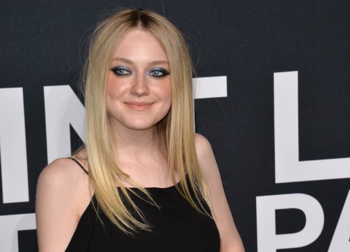 Het haar met uitgroei van Dakota Fanning