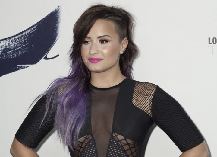 Demi Lovato met een zijkant van haar haar kort geschoren