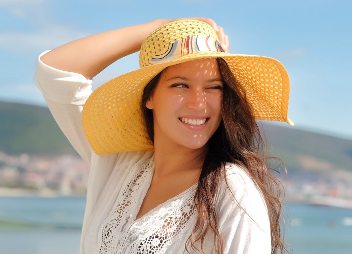 Vrouw met lang haar tijdens de zomer