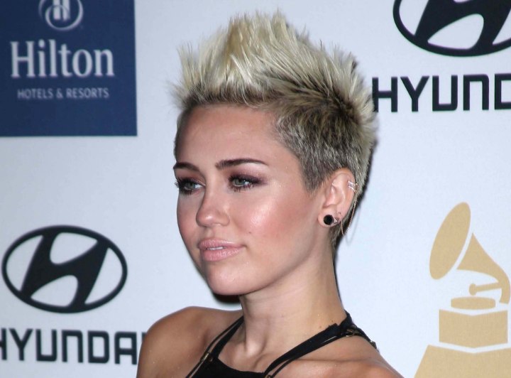 Miley Cyrus kapsel met kort geschoren haar