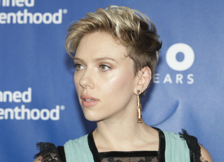 Scarlett Johansson met kort geschoren haar