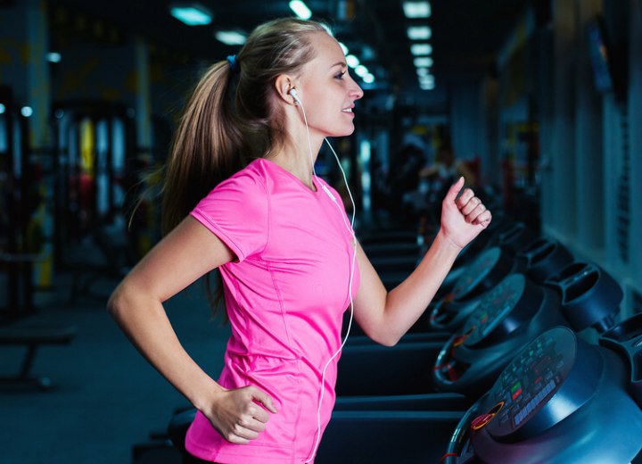 Vrouw met een paardenstaart in de fitness