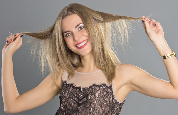 Vrouw met pas gekleurd haar