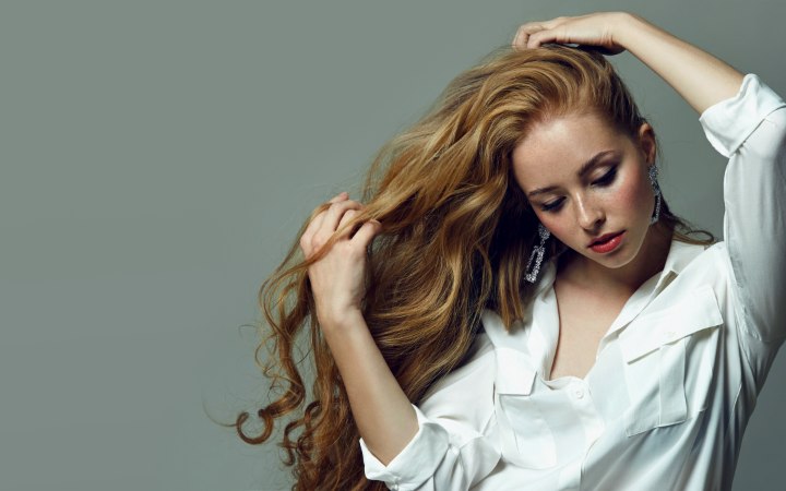 Vrouw met erg lang hoofdhaar