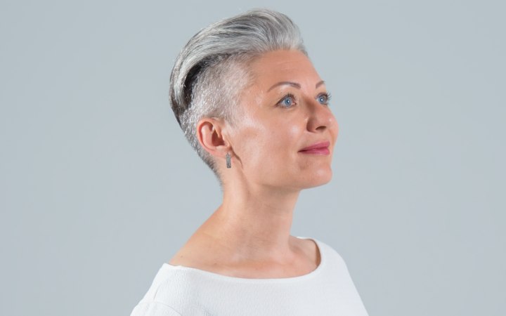 Vrouw met kortgeknipt grijs haar