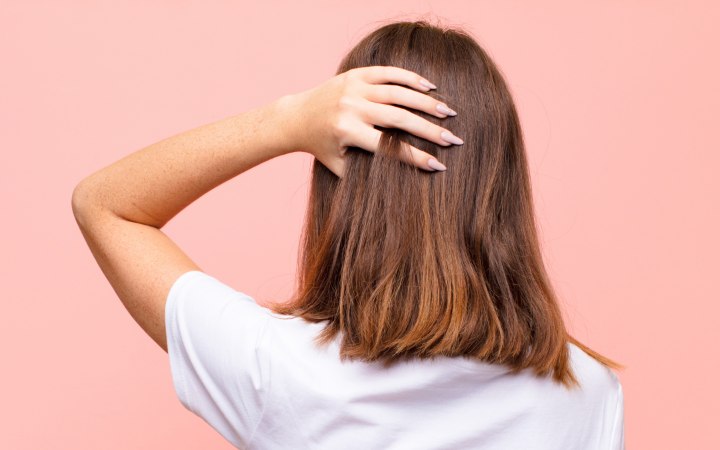 Haar met mèches die oranje geworden zijn