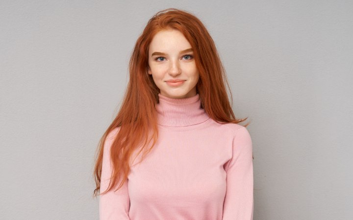 Meisje met lang rood haar en een rose rolkraag
