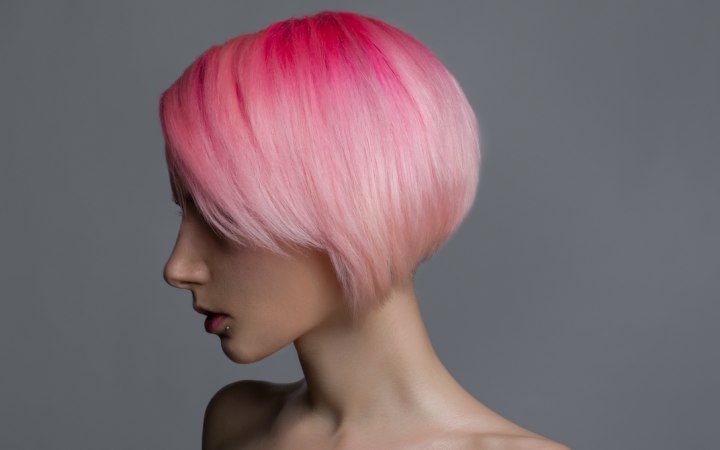 Roze geverfd haar dat in een gehoekte bob geknipt werd