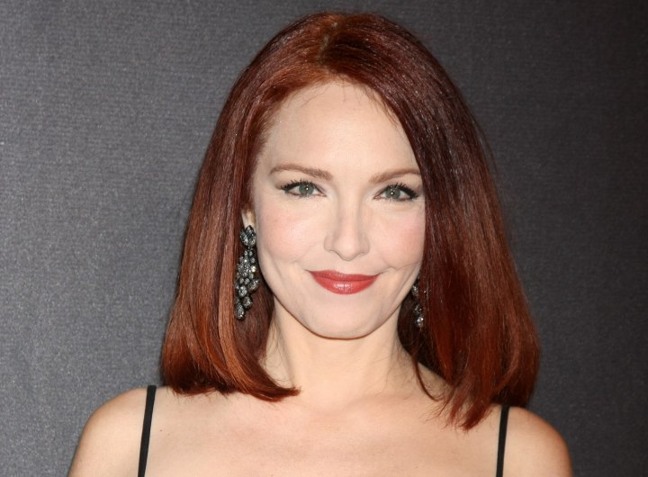 Amy Yasbeck met haar rood haar in een lange bob