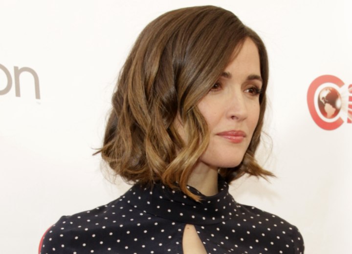 De lange bob van Rose Byrne