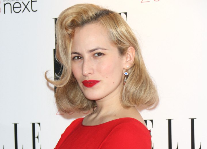 Kapsel met retro watergolven voor Charlotte Dellal