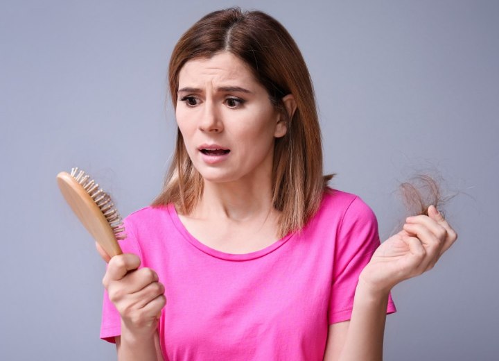 Vrouw met beschadigd haar