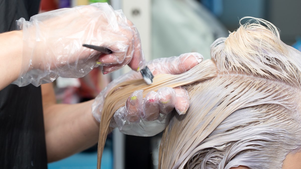 zijde voorzien informeel Hoe werkt het bleken, ontkleuren of blonderen van haar?