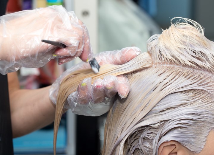 Haar met bleekmiddel erop