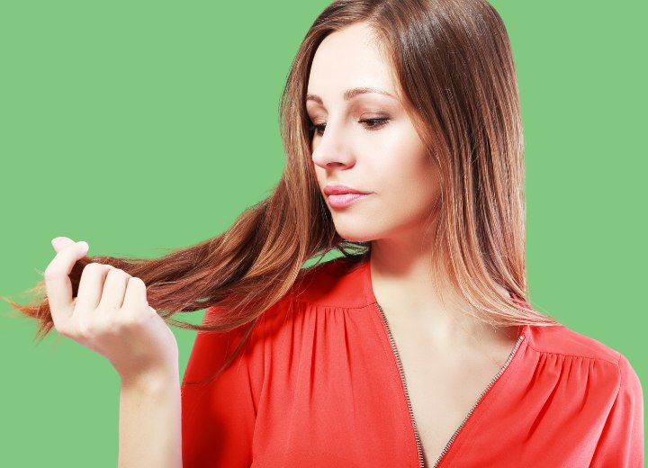 Vrouw die haar eerste grijs haar ontdekt