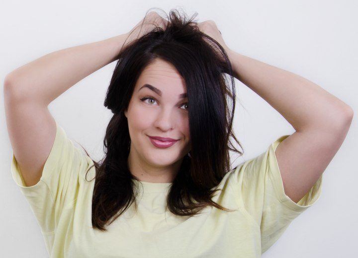 Meisje dat haar eerste grijze haren ontdekt