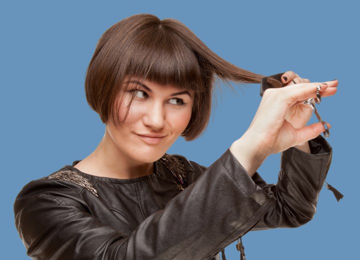 Vrouw die haar eigen haar knipt