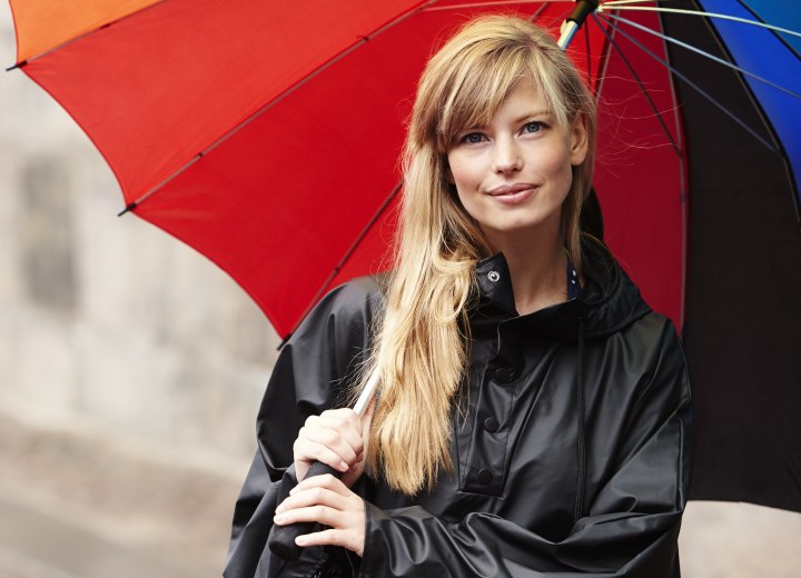 Vrouw in de regen en bang voor haar haar