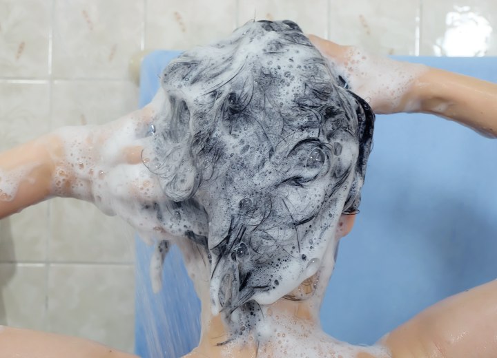 Schuimend haar tijdens het wassen