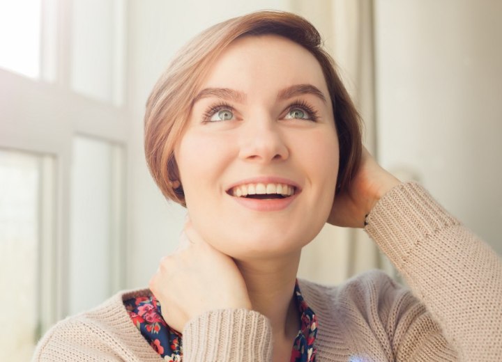 Vrouw die gelukkig is met haar haargroei